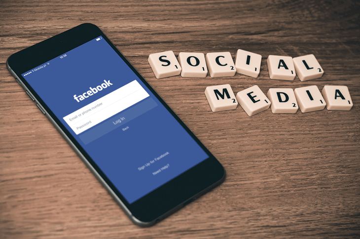 facebook_on_smartphone